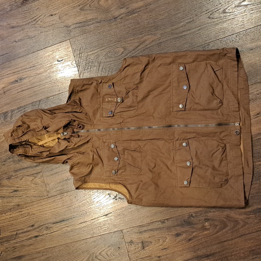 Bench. Cargo vest